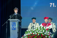 Wystąpienie Przewodniczącego Samorządu Studenckiego, Kamila Chohury, fot. A. Surowiec.