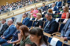 Widok osób zgromadzonych w sali, gdzie odbywała się uroczystość