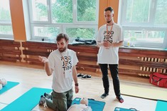 Wolontariusze podczas zajęć z udzialania pierwszej pomocy - zdjęcie udostępnione przez wolontariuszy