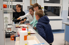 Grupa osób podczas wykonywania eksperymentów w laboratorium.