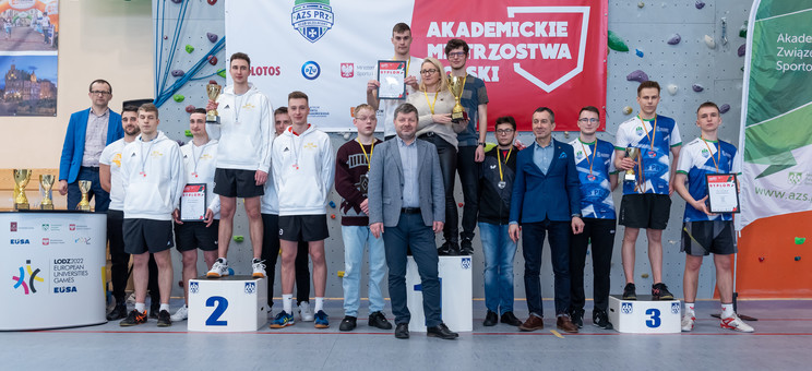 Zwycięskie drużyny z rektorem prof. Piotrem Koszelnikiem i prorektorem ds. studenckich prof. Grzegorzem Ostaszem, fot. A. Surowiec. Zwycięskie drużyny z rektorem prof. Piotrem Koszelnikiem i prorektorem ds. studenckich prof. Grzegorzem Ostaszem, fot. A. Surowiec