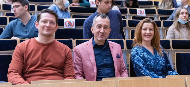 Od prawej: dr hab. Beata Zatwarnicka-Madura, prof. PRz, Dziekan WZ, prof. dr hab. Grzegorz Ostasz, Prorektor ds. Studenckich i mgr Damian Gębarowski, Dyrektor Centrum Komunikacji i Kultury Akademickiej, fot. A. Surowiec