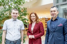 Arkadiusz Olejarz w towarzystwie dr hab. Beaty Zatwarnickiej-Madury, prof. PRz, dziekan WZ i prof. dr. hab. Grzegorza Ostasza, prorektora PRz ds. studenckich, fot. B. Motyka