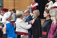 Pracownicy Wydziału Zarządzania uhonorowani odznaczeniami podczas inauguracji 75-lecia PRz