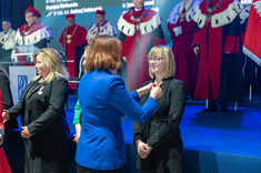 Medal Brązowy za Długoletnią Służbę odbiera dr Magdalena Szydełko, fot. A. Surowiec.