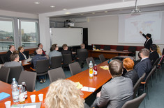 Profesor Magno Paiva w trakcie spotkania z pracownikami Wydziału Zarządzania