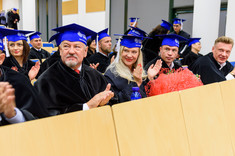 Absolwenci podczas graduacji, 