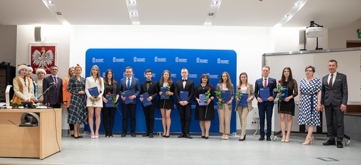 Nagrodzeni studenci Wydziału Zarządzania w towarzystwie władz uczelni i wydziału, fot. Arkadiusz Surowiec