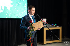 Prezes koła SKNKM "Brief" Ernest Dąbrowski podczas przemówienia po odebranej nagrodzie, źródło: organizator.