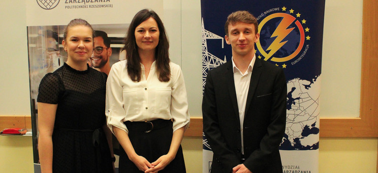 Od lewej: Z. Brodowska - wiceprezes SKN Eurointegracja; N. Kłubko - prelegentka; D. Kubis - prezes SKN Eurointegracja