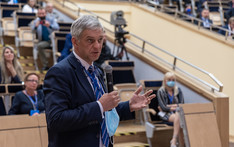 Poseł Paweł Poncyljusz podczas dyskusji