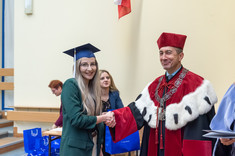 Wyróżniona absolwentka odbiera gratulacje od prof. dr. hab. Grzegorza Ostasza, fot. A. Surowiec.
