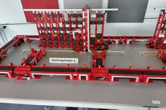 Laboratorium logistyki stosowanej: model systemu transportowo-magazynującego – fotografia udostępniona przez uczestników wyjazdu