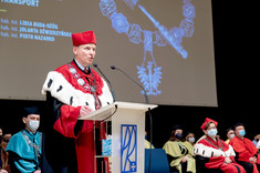 Prorektor dr hab. inż. Lesław Gniewek, prof. PRz, prowadzący promocje habilitacyjne i doktorskie, fot. A. Surowiec
