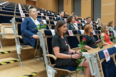 Widok osób zgromadzonych w sali, gdzie odbywała się uroczystość