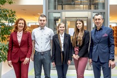 Nagrodzeni studenci z Wydziału Zarządzania w towarzystwie dr hab. Beaty Zatwarnickiej-Madury, prof. PRz, dziekan WZ i prof. dr. hab. Grzegorza Ostasza, prorektora PRz ds. studenckich, fot. B. Motyka