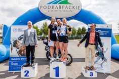 Na podium laureatki biegu studentek, w towarzystwie prorektorów PRz, fot. Agnieszka Koterba