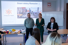 Od lewej: prowadzący warsztaty Kamil Wrzos, dziekan WZ prof. PRz Beata Zatwarnicka-Madura, przewodnicząca WSS Lidia Śmigiel, fot. A. Surowiec
