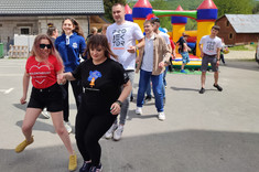 Wolontariusze podczas zabaw z dziećmi, zdjęcie udostępnione przez wolontariusza