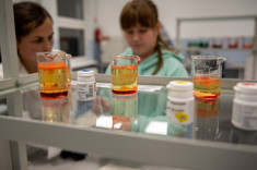 Osoby biorące udział w eksperymencie w laboratorium.