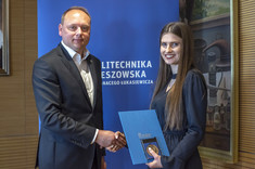 Od lewej: G. Król, absolwentka Wydziału Zarządzania J. Moczarny, fot. B. Motyka