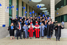 Absolwenci podczas graduacji, 