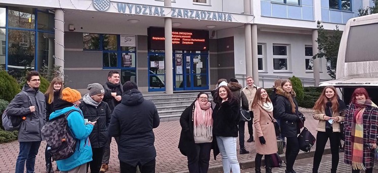 Wyjazd studentów sprzed budynku S Wydziału Zarządzania - zdjęcie udostępnione przez wolontariuszy