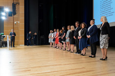 Odznaczeni pozują do pamiątkowej fotografii