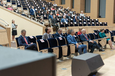 Widok osób zgromadzonych w sali, gdzie odbywała się uroczystość