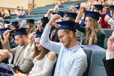 Absolwenci Wydziału Zarządzania podczas graduacji, fot. A. Surowiec