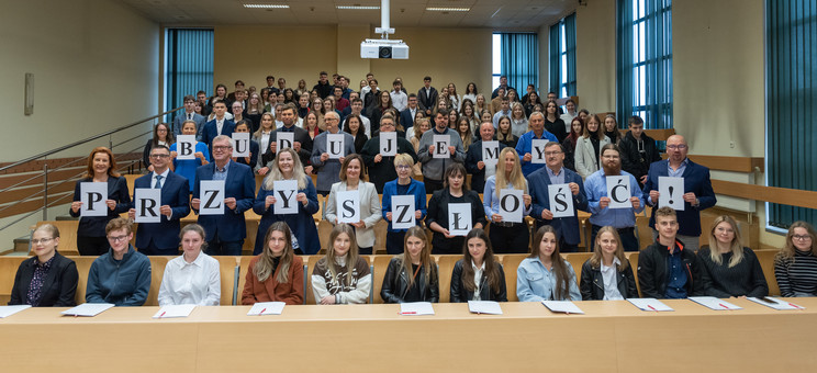 Studenci pierwszych roczników z władzami i wykładowcami WZ, fot. Arkadiusz Surowiec