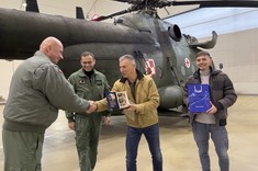 Dr hab. inż. Grzegorz Rosłan, prof. PRz oraz studenci WZpodczas wizyty w 8.Bazie Lotnictwa Transportowego i 3. Grupie Poszukiwawczo-Ratowniczej w Krakowie, fot. organizator wizyty 