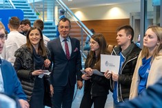 Prof. Grzegorz Ostasz w towarzystwie mgr Eweliny Nycz i członków Samorządu Studenckiego, fot. A. Surowiec