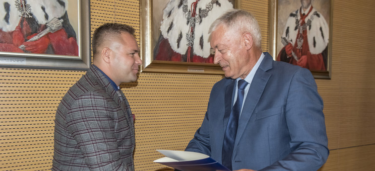 Dr hab. Marcin Jurgilewicz, prof. Prz odbiera nominację z rąk Rektora Politechniki Rzeszowskiej