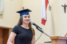 Absolwentka kierunku Bezpieczeństwo wewnętrzne mgr Katarzyna Noga podczas przemówienia na graduacji, fot. A. Surowiec.
