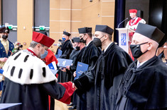 Wręczenie dyplomów habilitacyjnych przez rektora prof. Piotra Koszelnika, fot. A. Surowiec