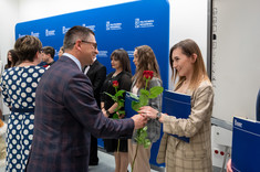 Gratulacje od prodziekana WZ dr. inż. Pawła Dobrzańskiego odbiera Natalia Marciniak, fot. Arkadiusz Surowiec