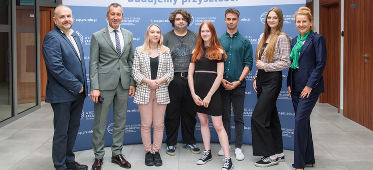 Laureaci Konkursu FINSIM Liga Akademicka wraz z prof dr hab. Grzegorzem Ostaszem - prorektorem ds. studenckich, dr hab. Beatą Zatwarnicką-Madura, prof. PRz - dziekan Wydziału Zarządzania i dr inż. Mirosławem Sołtysiakiem - opiekunem Koła Naukowego Finansów i Zarządzania,