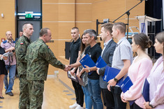 Studenci odbierający karty powołania na ćwiczenia wojskowe od ppłk. dypl. Janusza Kwietnia, fot. Arkadiusz Surowiec