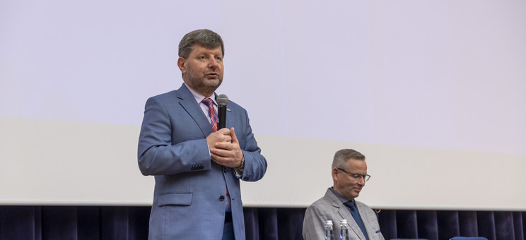 JM Rektor Piotr Koszelnik gratuluje nagrodzonym pracownikom, fot. A. Surowiec