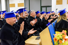 Absolwenci podczas graduacji, 