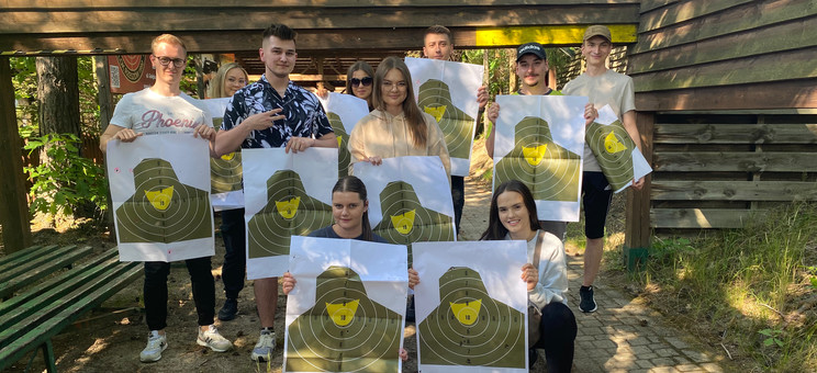 Studenci z tarczami po strzelaniu, zdjęcie udostępnione przez uczestników