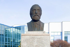 Popiersie Ignacego Łukasiewicza na miasteczku akademickim PRz. W tle budynek "S" Wydziału Zarządzania, fot. A. Surowiec