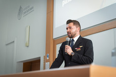 Spotkanie z Kamilem Łuką – absolwentem Wydziału Zarządzania PRz i członkiem załogi pokładowej PLL LOT,