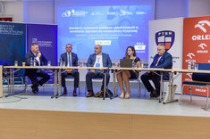 Uczestnicy panelu: Standardy budowania systemów antydronowych w kontekście zagrożeń dla infrastruktury krytycznej,