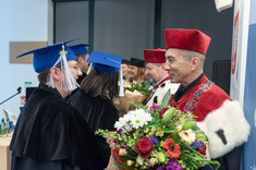 Absolwenci oraz władze uczelni i wydziału, fot. Arkadiusz Surowiec