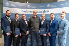 Świeżo upieczeni inżynierowie wraz z promotorem, dr. Z. Jedynakiem, fot. A. Surowiec