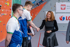 Prof. PRz B. Zatwarnicka-Madura gratuluje reprezentantom Politechniki Rzeszowskiej, fot. A. Surowiec.