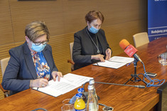 Porozumienie podpisują prof. PRz I. Włoch i mgr inż. E. Niemiec, fot. B. Motyka