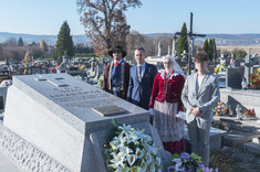 Prorektor ds studenckich prof. G. Ostasz, przewodniczący Samorządu Studenckiego K. Chohura i przedstawiciele Połonin przy grobie I. Łukasiewicza, fot. A. Surowiec